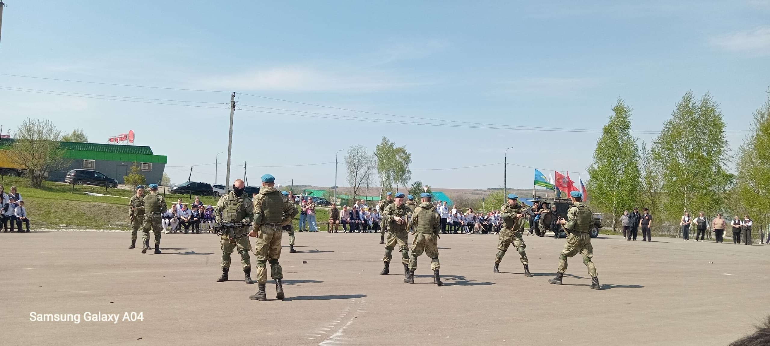 Показательные выступления ВПК «Вятка-Каскад» и открытый микрофон на площади ДК