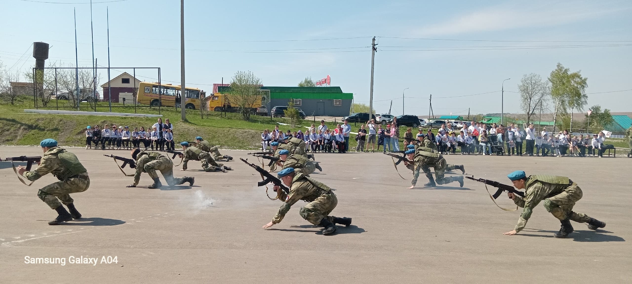 Показательные выступления ВПК «Вятка-Каскад» и открытый микрофон на площади ДК