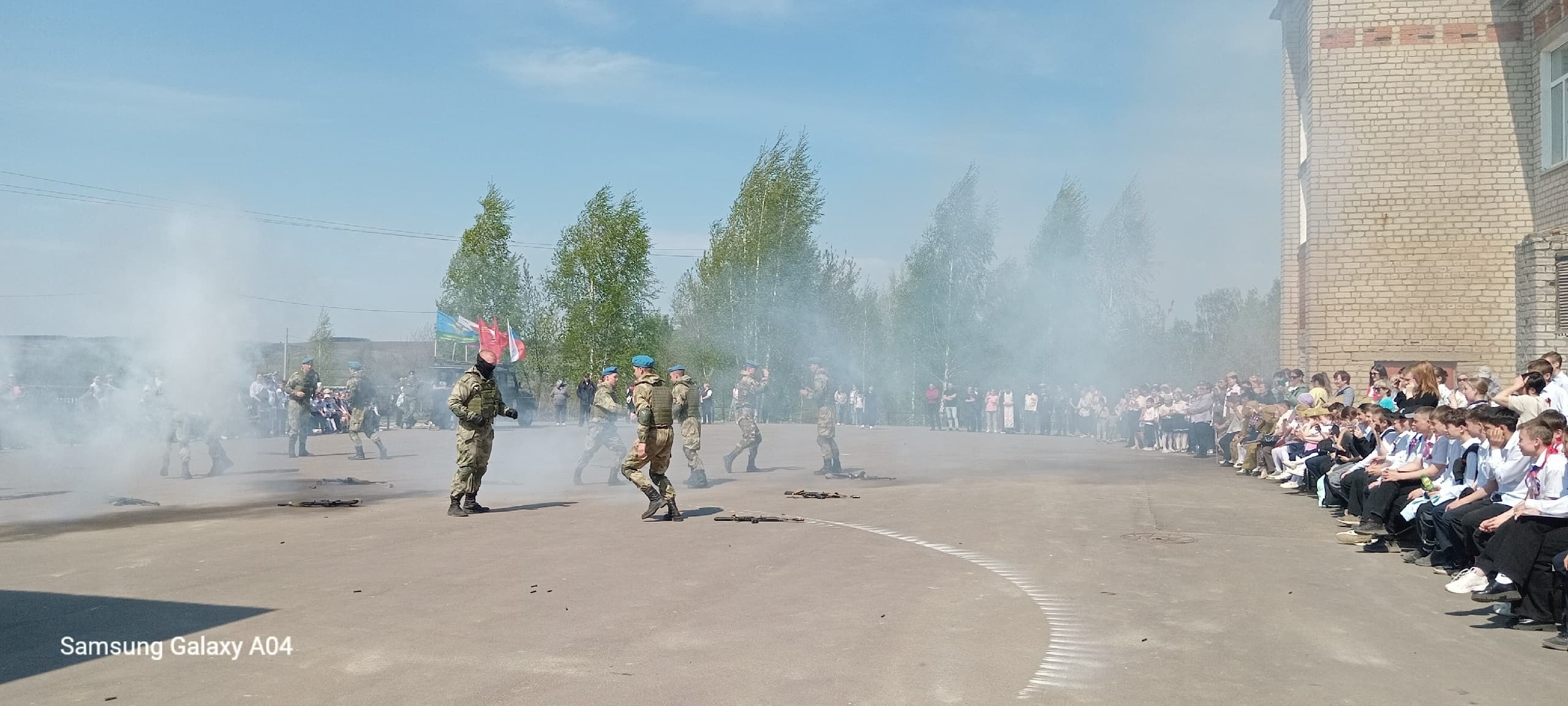 Показательные выступления ВПК «Вятка-Каскад» и открытый микрофон на площади ДК