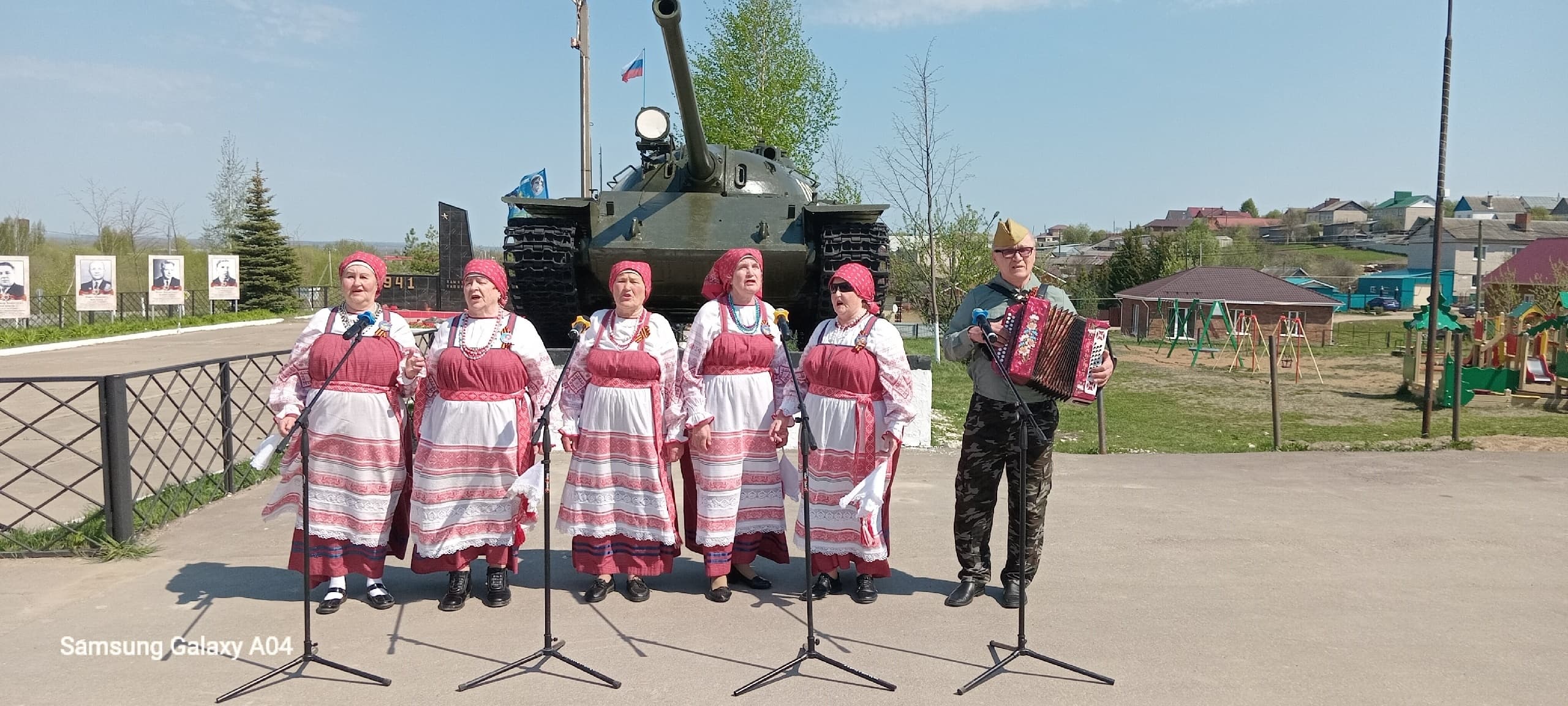 Показательные выступления ВПК «Вятка-Каскад» и открытый микрофон на площади ДК