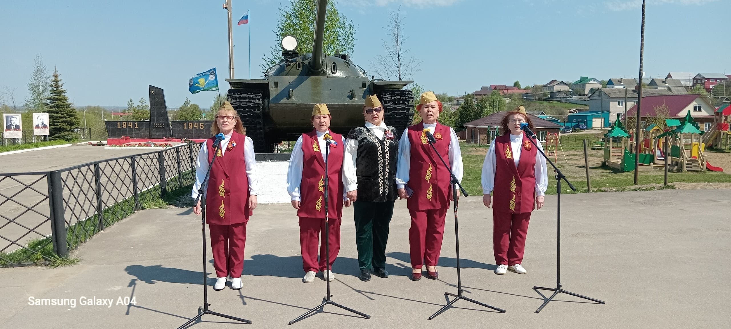 Показательные выступления ВПК «Вятка-Каскад» и открытый микрофон на площади ДК