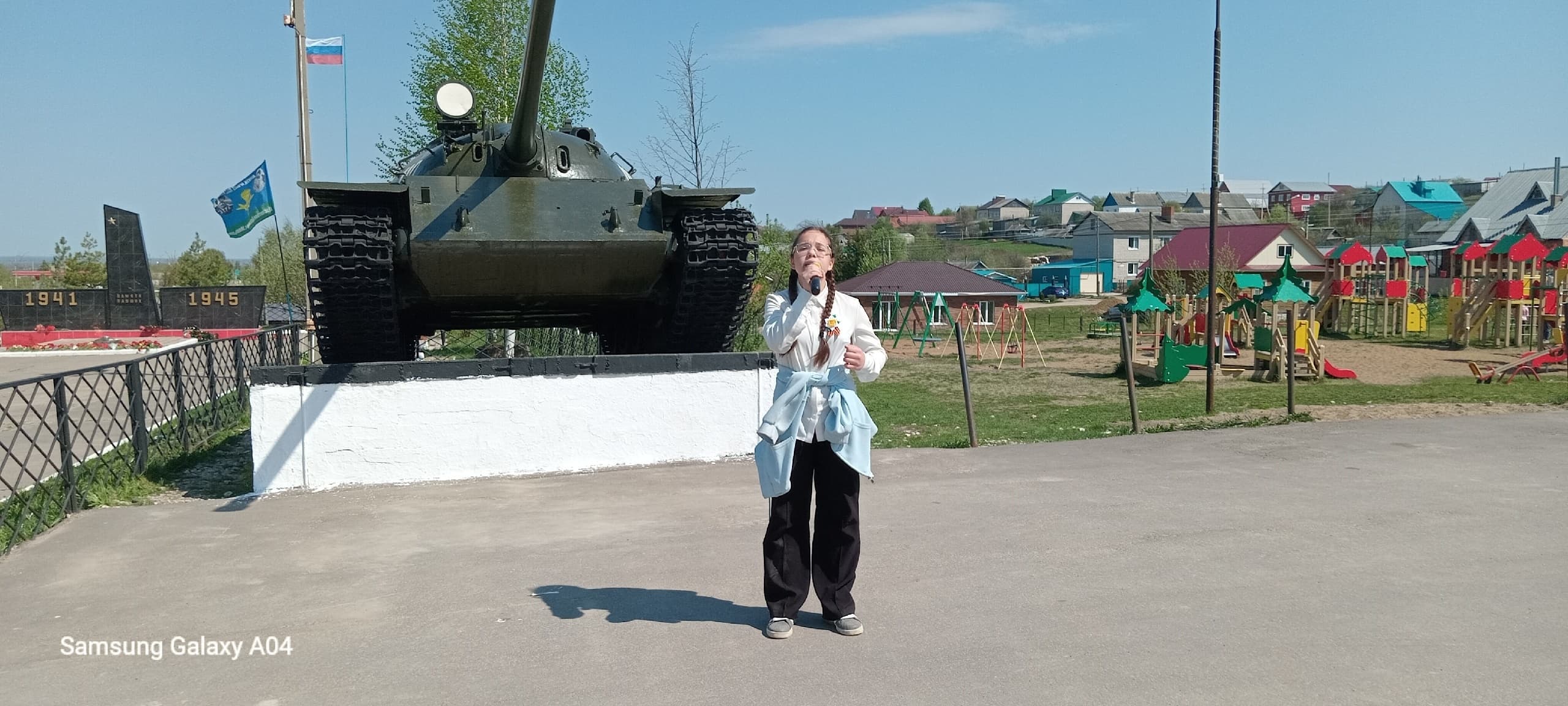 Показательные выступления ВПК «Вятка-Каскад» и открытый микрофон на площади ДК